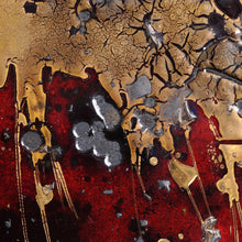 Load image into Gallery viewer, Gros plan sur la partie en cuivre, de l&#39;or vitrifié qui vient sur le rouge sombre de cette composition murale contemporaine.
