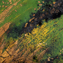 Charger l&#39;image dans la galerie, Gros plan sur la partie végétal ici en vert sur cette création murale en émaux joailliers créer à la main.
