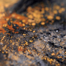 Load image into Gallery viewer, Gros plan sur ce tableau sur mesure design contemporain des paillettes d&#39;or en émaux joaillier sur une plaque de cuivre carré.
