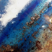 Charger l&#39;image dans la galerie, Gros plan sur la partie centrale de cette pièce unique d&#39;art contemporain, émaux joailliesr grand feu sur un disque de cuivre.
