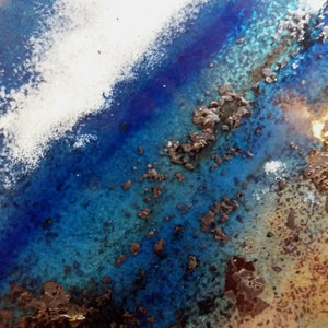 Gros plan sur la partie centrale de cette pièce unique d'art contemporain, émaux joailliesr grand feu sur un disque de cuivre.