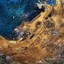 Charger l&#39;image dans la galerie, Gros plan de cette pièce unique d&#39;art sur la partie dorée.
