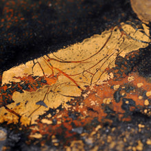 Load image into Gallery viewer, Zoom sur la matière de cette très belle pièce design, de l&#39;or vitrifié et des particules d&#39;oxyde de cuivre incrustées souligent les mouvements de la matière.
