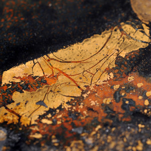 Zoom sur la matière de cette très belle pièce design, de l'or vitrifié et des particules d'oxyde de cuivre incrustées souligent les mouvements de la matière.