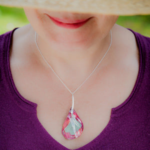 pendentif fleur - rose - vert - monté sur argent - émaux sur cuivre