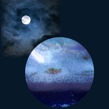 Load image into Gallery viewer, Photo du sujet d&#39;inspiration de l&#39;artiste d&#39;art pour ce objet unique en émail, La lune au travers des nuages.
