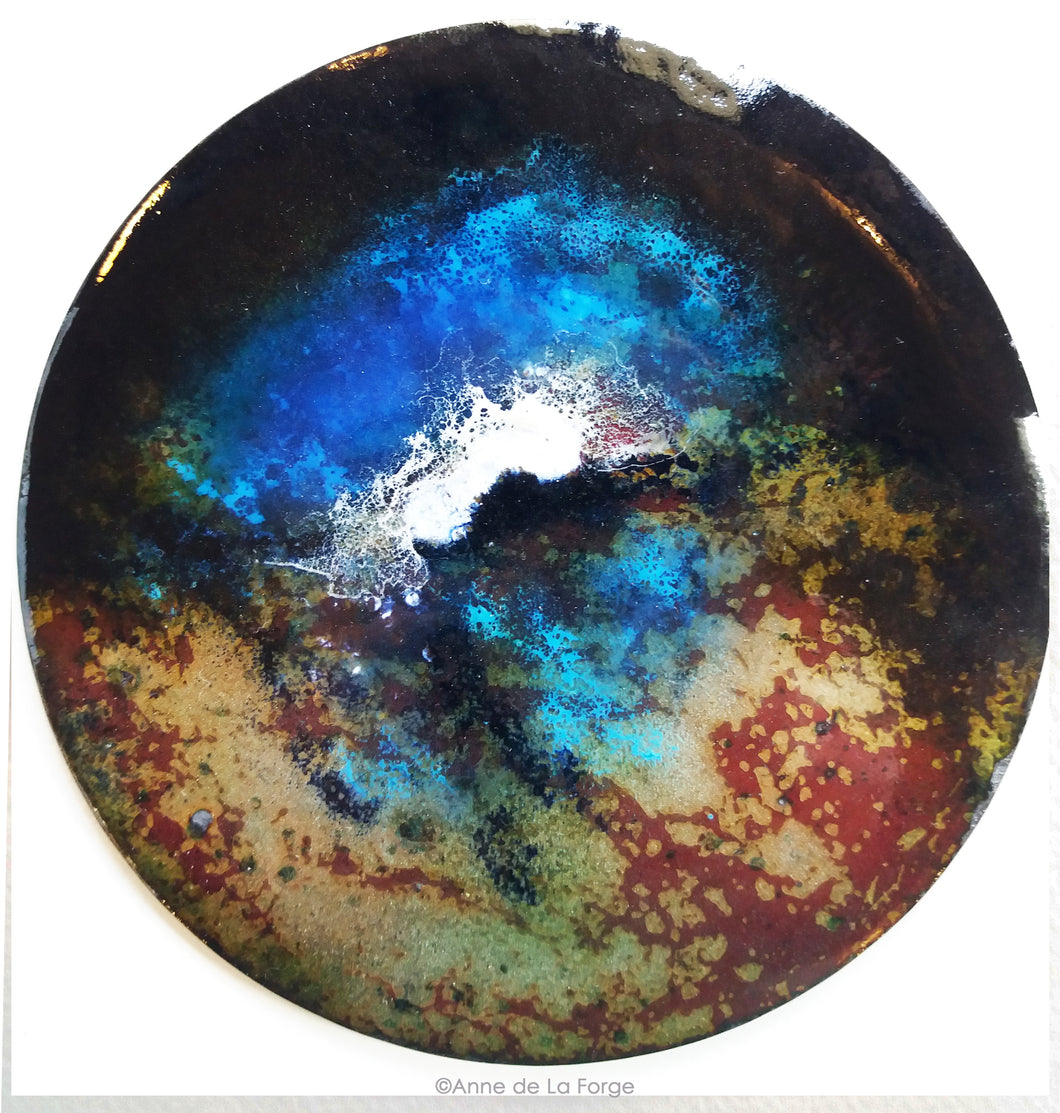 Tableau d'art émaillé, représentation de la mer en bleu, de l'ecume blanche et des terres orangé, doré.