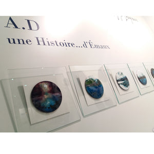 Pièce d'artisan d'art unique présenté dans une exposition. Représentation de la mer sur des disques en emaux d'art joaillier, un hublot sur un voyage imaginaire.