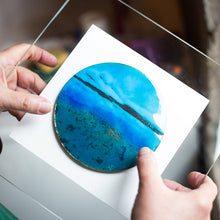 Charger l&#39;image dans la galerie, Encadrement sur plaque de verre de ce tableau d&#39;art en émaux grand feu de couleur turquoise.
